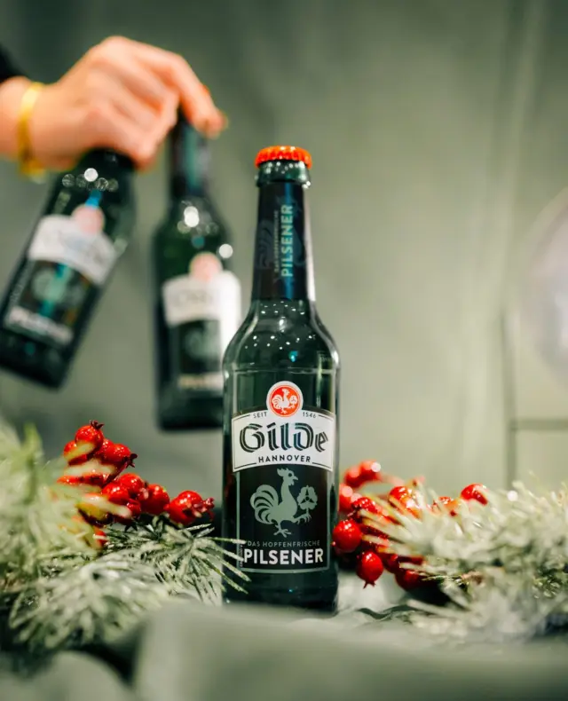 🎅🍻 Nikolaus steht vor der Tür – Zeit, die Stiefel mit Bier zu füllen! 🎄 Prost! 🍺 ⁠
⁠
#gilde #gildebrauerei #brauerei #dasgildet #gildebeer #gildebier #mygilde #hannover #NikolausBier #Weihnachtsfreude