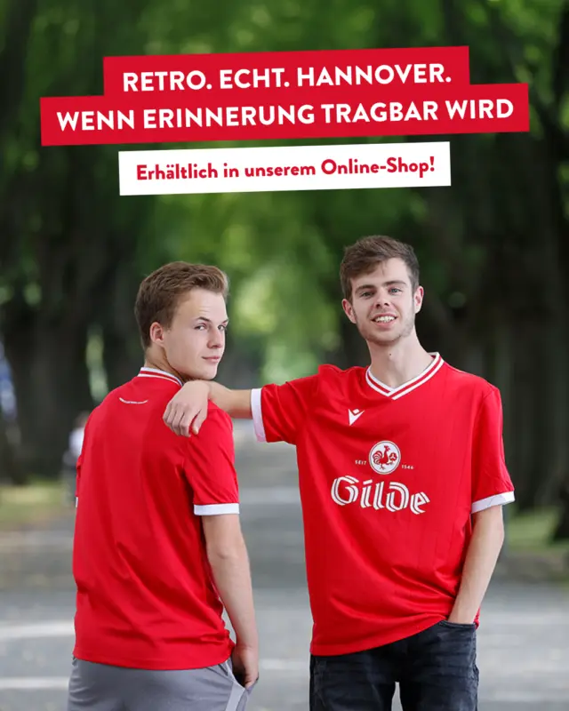 Wenn du in Hannover groß geworden bist, brauchst du keine Erklärung.
Du kennst die schönsten Ecken, Food-Spots und deine Lieblings-Parkbank.
Du weißt, wo dein Bier herkommt. Und warum es sich manchmal anfühlt wie ein Stück Zuhause. 🏡

Und genau das haben wir alle gemeinsam: Die Liebe zu Hannover. Oder bekommt ihr etwa keine Gänsehaut, wenn ihr an die alten 96-Trikots mit dem Gilde-Schriftzug denkt? 😍

Dieses Retro-Trikot ist genau das: Eine Hommage an unsere Heimat.
Für alle, die damals schon mitgefühlt haben – und es heute noch tun. 🤭

🛒 Im Online-Shop erhältlich für alle, die Verbundenheit lieber tragen als drüber zu reden. Link in Bio!

#hannover #retrovibes #heimspiel #hannoverliebt #dasgildet #meingilde #gildetrikot #1546
