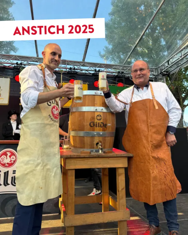 Der Anstich sitzt, das kühle Gold fließt – Hannover feiert Schützenfest! 💚🍻

Mit dem traditionellen Fassbieranstich durch Oberbürgermeister @belitonay wurde das Fest in 8 Schlägen offiziell eröffnet. Ein Moment, auf den wir uns alle gefreut haben.😌 Jetzt heißt es: Karussell fahren, anstoßen, genießen, wiederholen. Wir freuen uns, dass ihr dabei seid und wünschen euch eine unvergessliche Zeit auf dem Platz! 🎡

👉 Wer ist schon vor Ort? Markiert eure Crew und verratet uns in den Kommentaren, wo man euch auf dem Schützenfest am ehesten trifft!🤔

#schützenfest #dasgildet #meingilde #hannover #hannoverliebe #anstich #prost #gilde #gildebrauerei