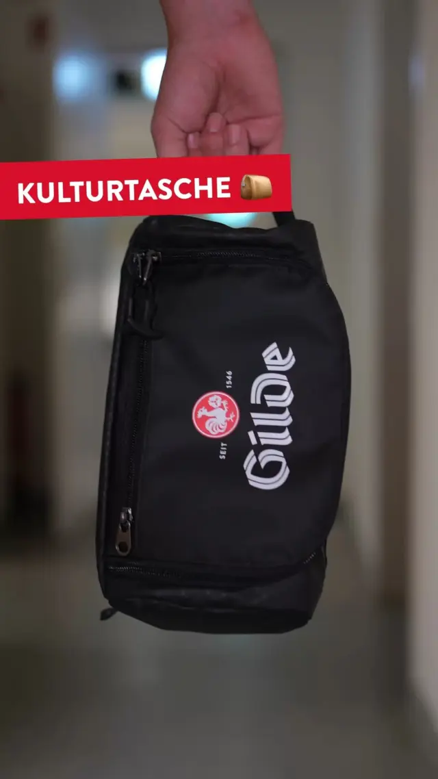 Unsere brandneue Kulturtasche ist da – super viel Platz, mega praktisch und einfach ein Hingucker in jeder Kabine, zu Hause oder auf Reisen. Und das Beste: Mit etwas Glück könnt ihr ein Exemplar gewinnen! 😍 
Um teilzunehmen, müsst ihr einfach nur bis Freitag kommentieren, warum genau diese Tasche euer neuer Lieblingsbegleiter werden soll. ✨ 
Mitmachen lohnt sich, viel Glück! 🍀 
Die Kulturtasche bekommt ihr bei uns im Online-Shop. Link in der Bio! 

Das Gewinnspiel steht in keiner Verbindung zu Meta oder Instagram. #dasgildet #meingilde #gilde #hannover #kulturtasche #kulturbeutel #kabine #hotel #bad #reisen