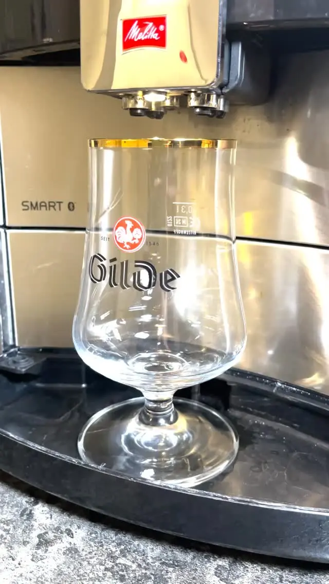 Es ist 12 Uhr und du hättest richtig Lust auf ein kühles Blondes, aber Chef meint natürlich wieder: „Kein Bier während der Arbeit“. 🙄 
Dann gibt’s halt einen schönen Latte macchiato im Bierglas. Manchmal muss man sich das Feierabendgefühl eben selbst kreieren . 🍺☕️
 
#meingilde #dasgildet #hannover #bier