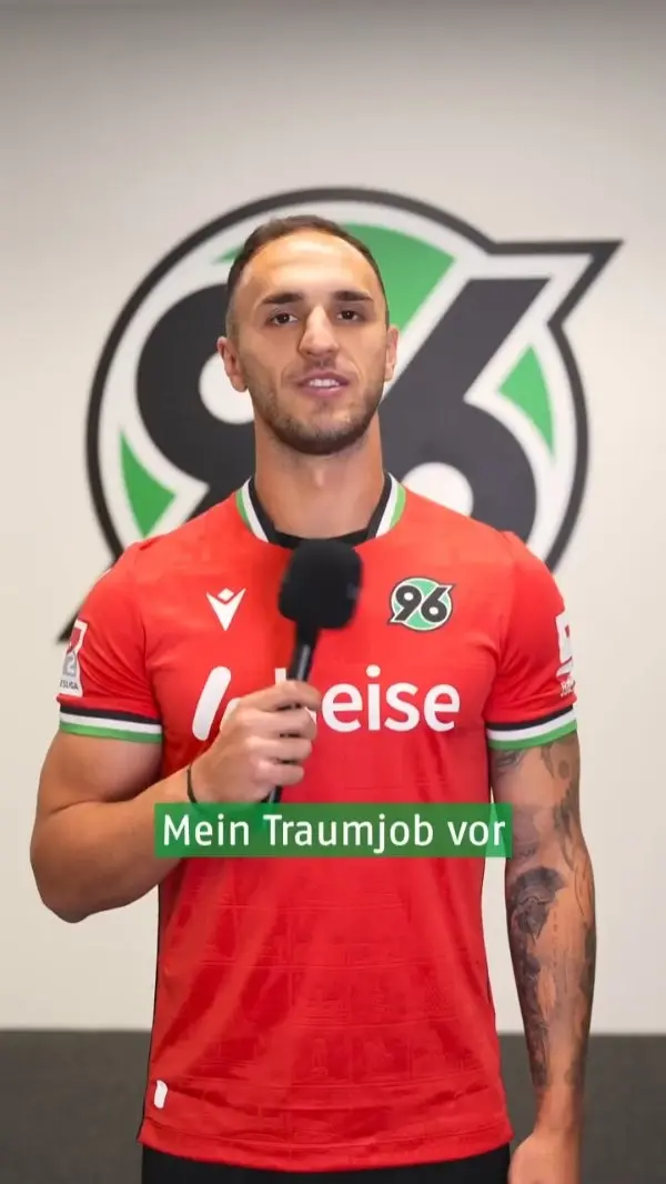 Blaulicht statt Flutlicht? 👮‍♂️⚽
@ghita.virgil's Kindheitstraum war es, Polizist zu werden. Heute sorgt er lieber auf dem Rasen für Ordnung! 😉

Glückwunsch an den Gewinner. Und allen anderen danke fürs Mitmachen! 🍻

#meingilde #dasgildet #GildeFanquiz #h96 #hannover96